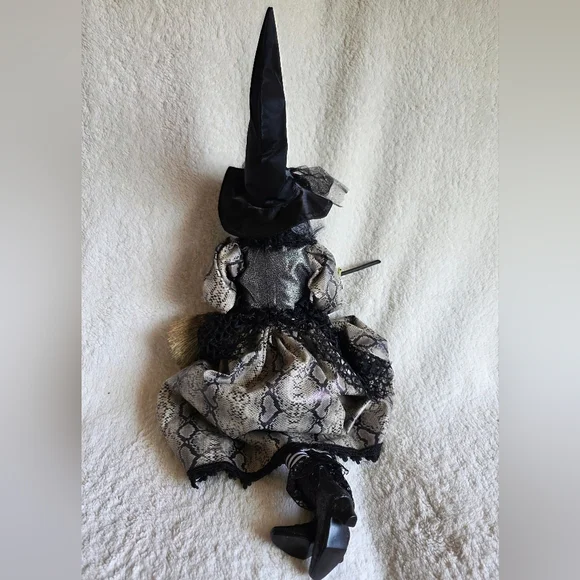 24' Halloween Witch in snake black Lace Dress W/ broom Posable Sitting Doll NWT - Picture 4 of 5